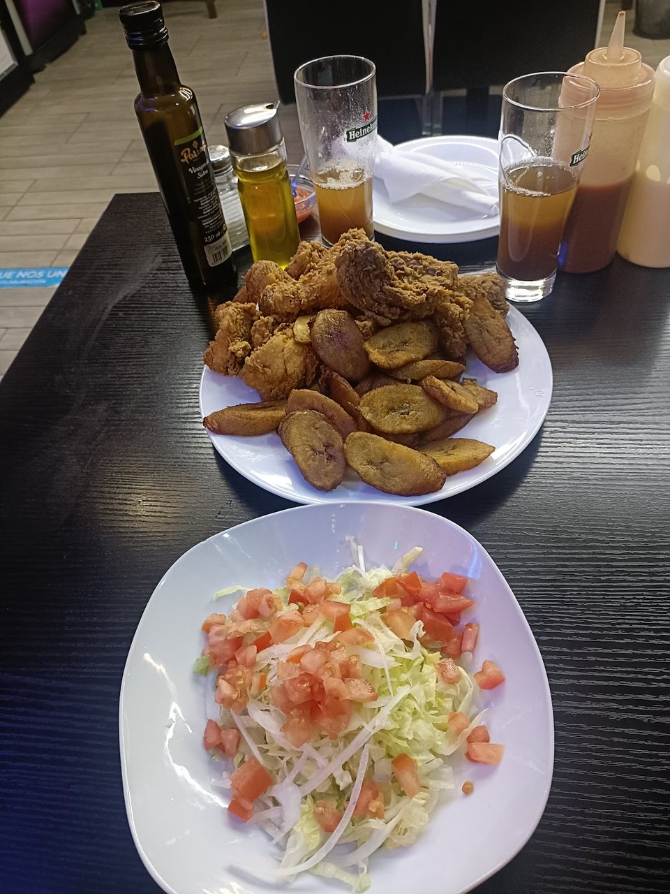 Pollo frito crujiente con plátano macho y ensalada fresca